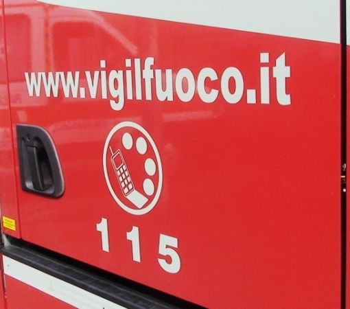Asti: i Vigili del Fuoco aiutano una signora disabile a recuperare gli occhiali finiti in un tombino