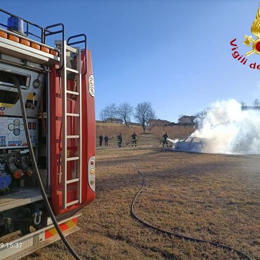 Ancora un incendio auto nell'Astigiano. Macchina parcheggiata in un campo prende fuoco