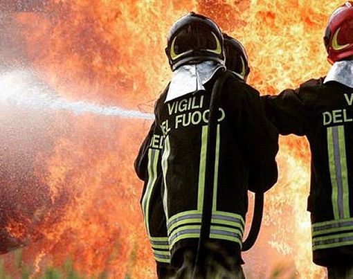 Vigili del fuoco con fiamme