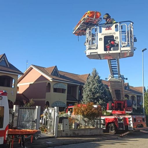 Si rompe il femore in casa e chiede aiuto. I vigili del fuoco utilizzano un &quot;toboga&quot; per farla uscire