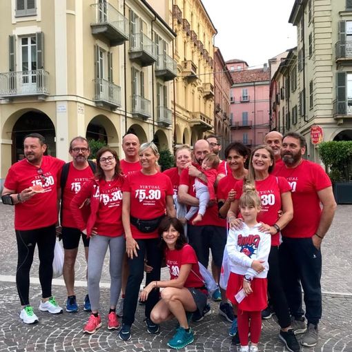 Asti corre con la Virtual Run. Questa mattina alle 5.30 tantissime persone con la loro maglietta rossa hanno invaso la città