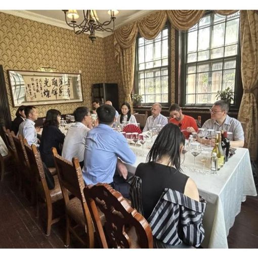 Un'immagine del pranzo di lavoro con le autorità di Yantai