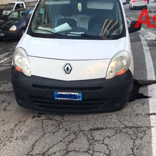Voragine aperta in corso Dante ad Asti, una macchina finisce nel buco