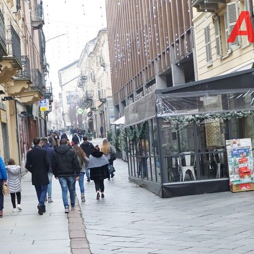 Covid, da oggi via all'obbligo di mascherine all'aperto e riaprono le discoteche