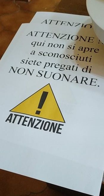 Il cartello in un condominio della Torretta