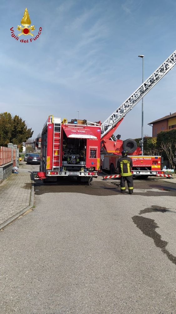 Incendio tetto in via Bigliani, coinvolte due famiglie, lesionata una parte del tetto Incendio tetto in via Bigliani, coinvolte due famiglie, lesionata una parte del tetto