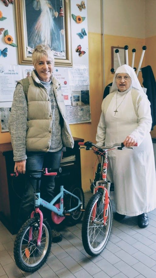 Elena del Laboratorio “La due ruote” con suor Luigina