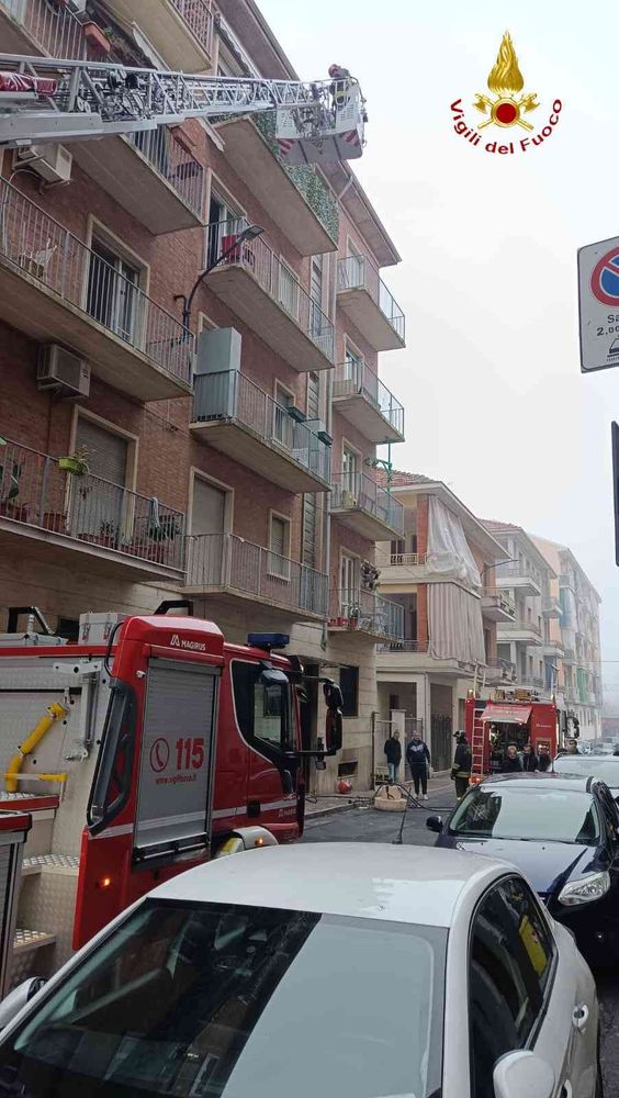 Incendio oggi pomeriggio in via Omedè, negli scantinati di un condominio