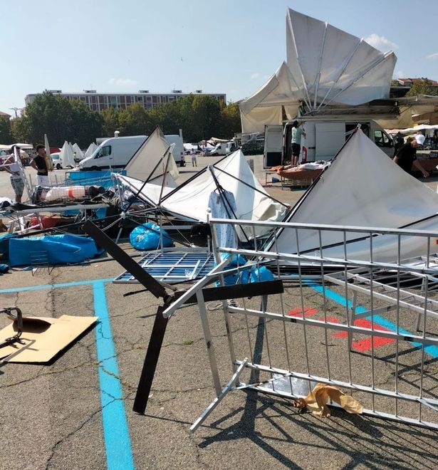 Asti: un improvviso evento atmosferico ha devastato alcuni banchi del mercato
