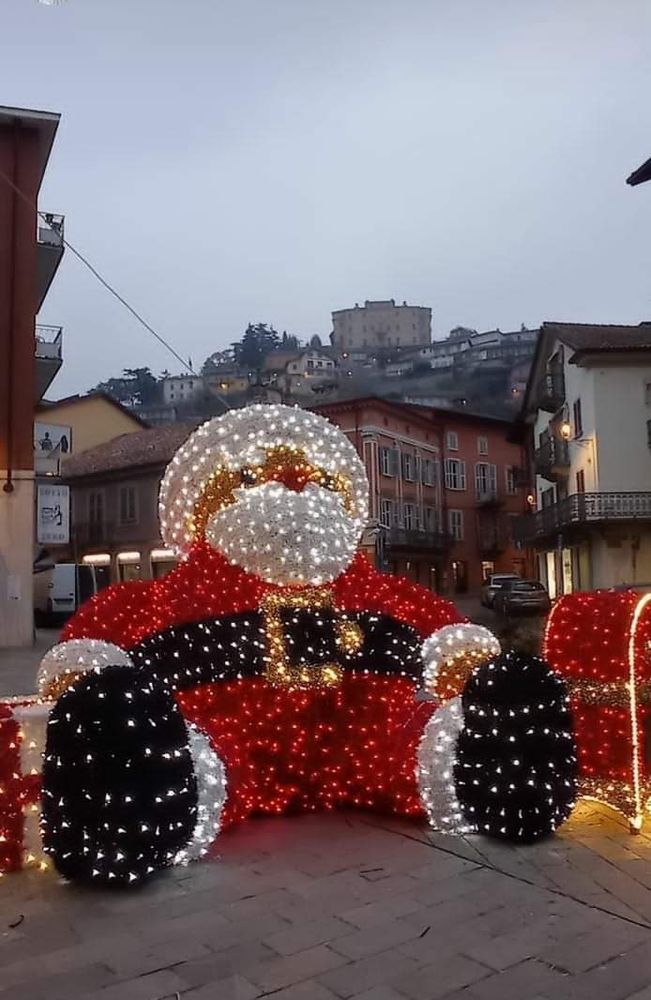 Il Natale è sempre più vicino e Canelli si prepara con luci, addobbi e colori Il Natale è sempre più vicino e Canelli si prepara con luci, addobbi e colori