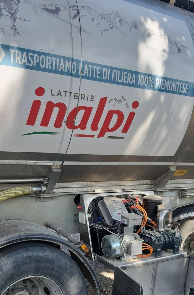 Un mezzo impegnato nel travaso ecologico