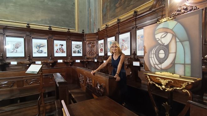 L'autrice ritratta con le opere esposte nell'area del Coro L'autrice ritratta con le opere esposte nell'area del Coro