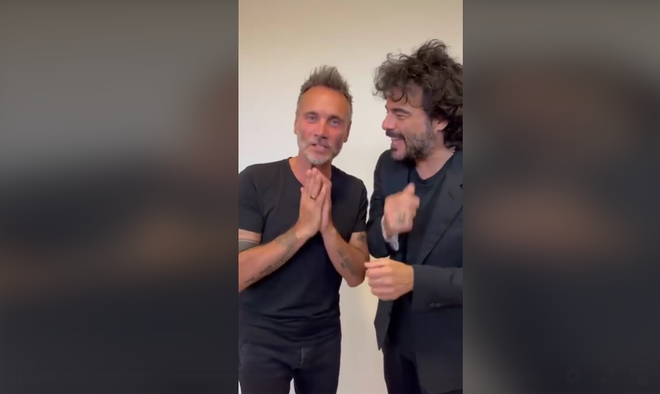 Un fermoimmagine tratto dal video dei due artisti