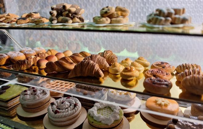 Una delle vetrine della nuova pasticceria del Presepe di Anna Rosa Nicola Una delle vetrine della nuova pasticceria del Presepe di Anna Rosa Nicola