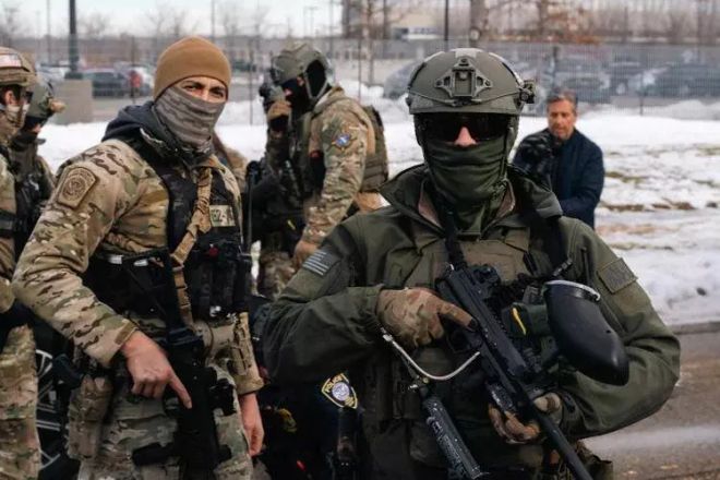 Agenti dell'ICE a Minneapolis (ph. Adn Kronos)