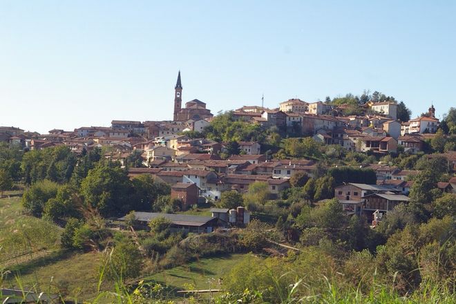 Un panorama del paese di Tonco Un panorama del paese di Tonco