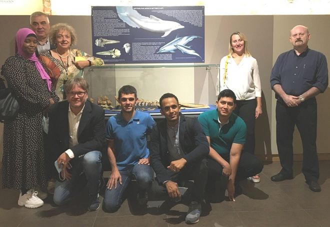 Ascanio Cuba (secondo da destra accosciato) con amministratori, rifugiati e personale del Museo Paleontologico Astigiano