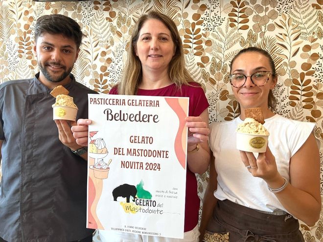 Alessio Varbella con il sindaco Anna Macchia e Carolina Belvedere
