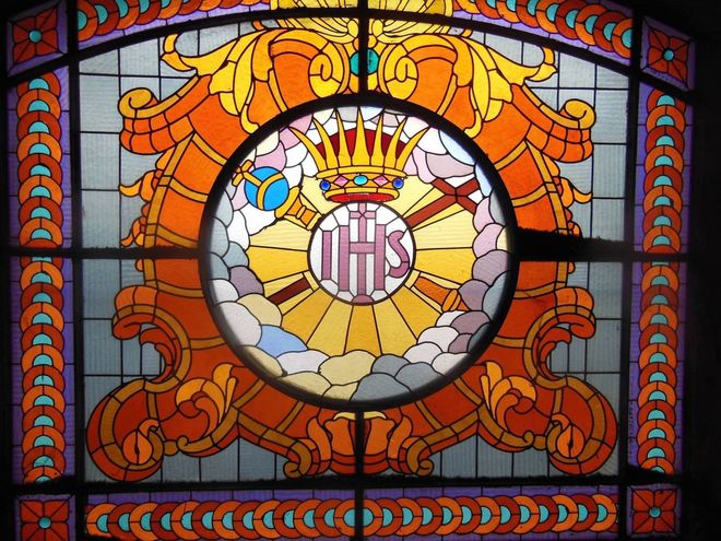 Una delle vetrate artistiche della chiesa di San Martino a Calosso