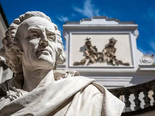Il busto di Alfieri davanti al suo Palazzo