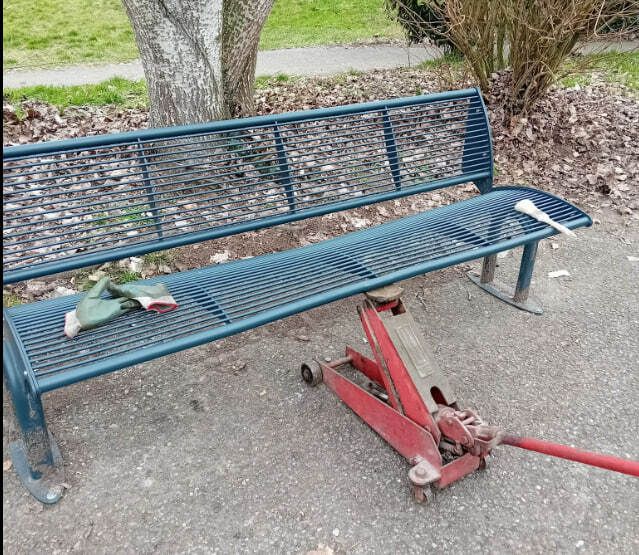 Vandali in azione al parco Lungo Tanaro: i residenti hanno riparato i danni