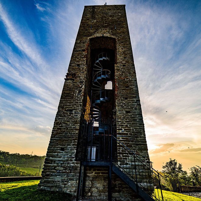 Torre di Cassinasco, a due passi dalle nuove case di Isabelle, Jan e Mila