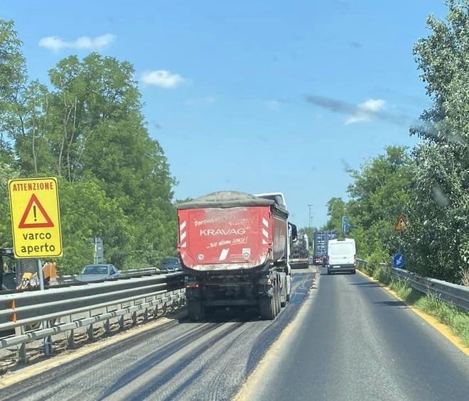 I lavori di asfaltatura, preparatori per il doppio senso di marcia