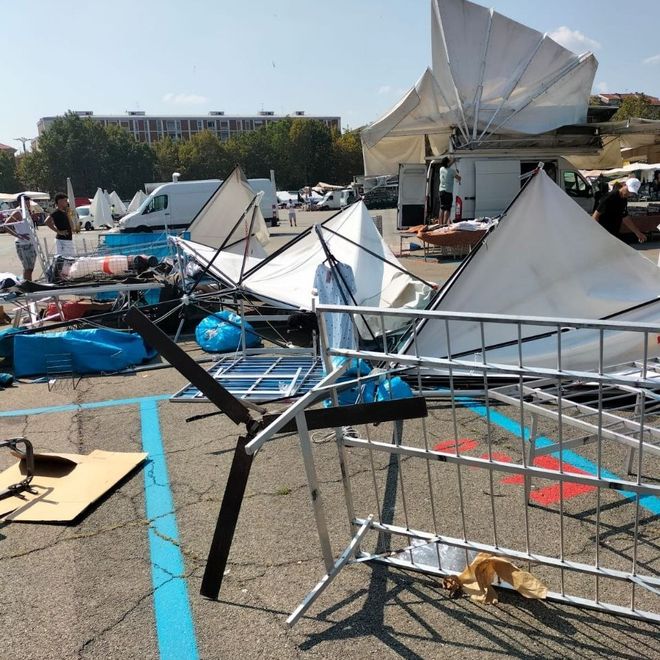 Asti: un improvviso evento atmosferico ha devastato alcuni banchi del mercato