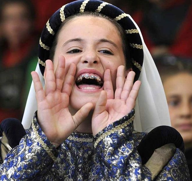 La sfilata dei bambini in una foto dell'ottimo Enzo Isaia