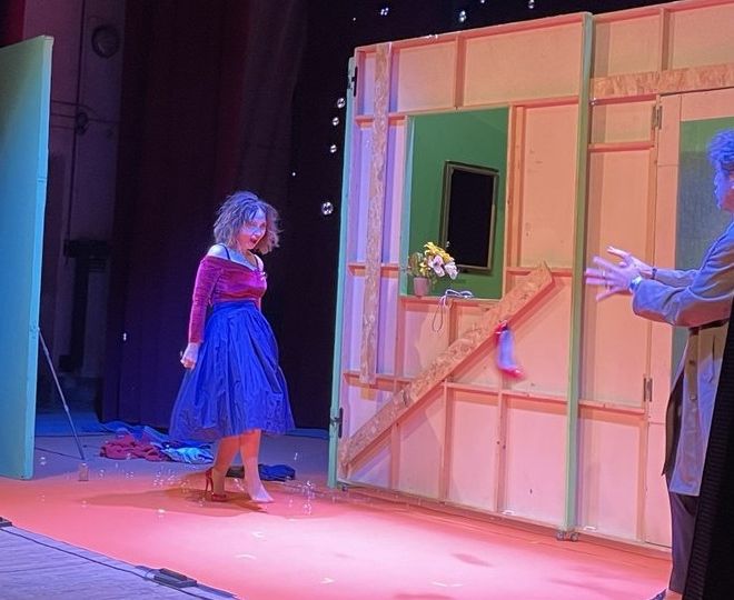 La stagione teatrale di Nizza Monferrato si apre con il tutto esaurito per &quot;Coppia aperta quasi spalancata&quot; [VIDEO]