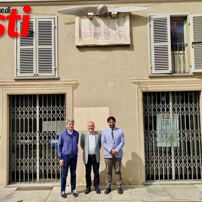 In foto: Vito Biscione, Maurizio Martino e Simone Nosenzo sotto la targa sulla casa natale di Gian Felice Gino