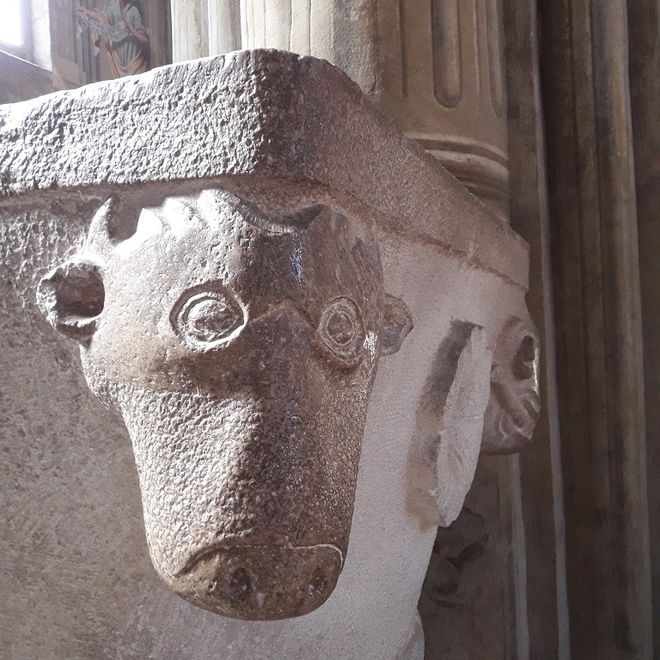 Acquasantiera medievale su capitello romano nel gotico della Cattedrale di Asti