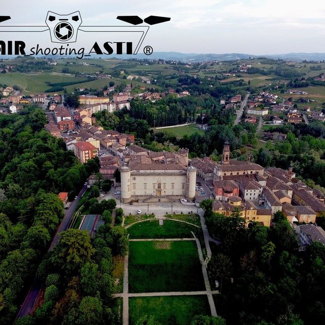 Una splendida panoramica del castello di Costigliole (Ph. Air Shooting Asti - Tutti i diritti riservati)