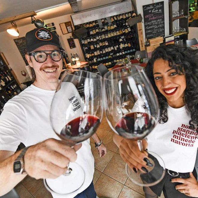 Giorgio Marchioretti e Sara Catania nel loro L'AperitiVino, enoteca con cucina di Hannover