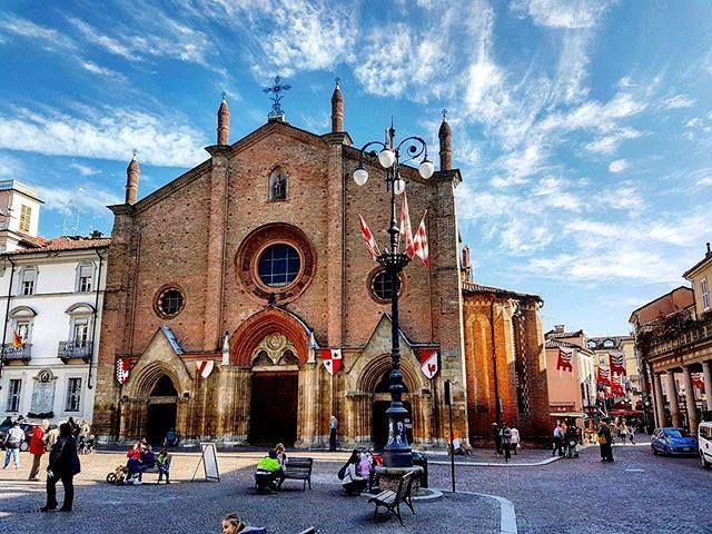 La Collegiata di San Secondo in attesa di code