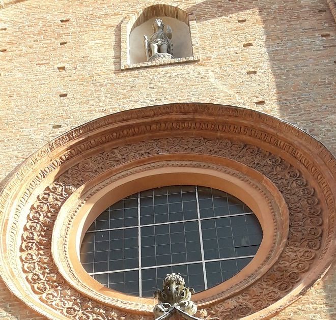 La statua di San Secondo sulla facciata della Collegiata di Asti