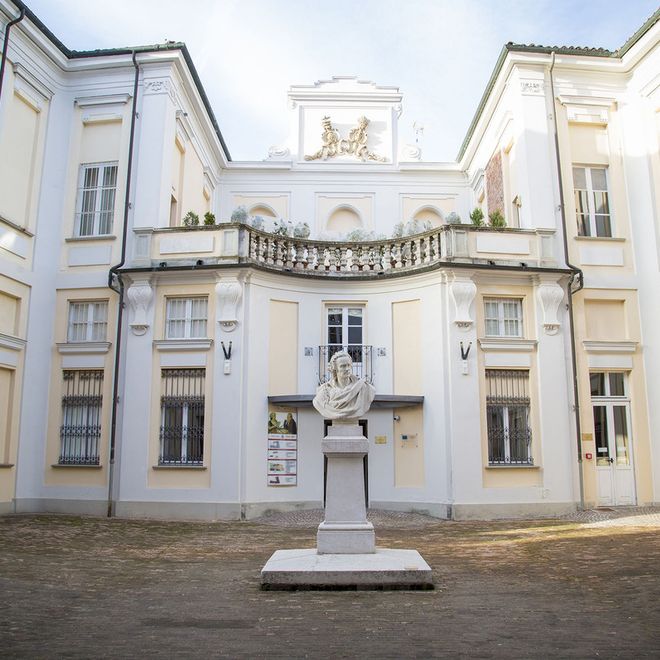 Il cortile di palazzo Alfieri, con al centro il celebre busto
