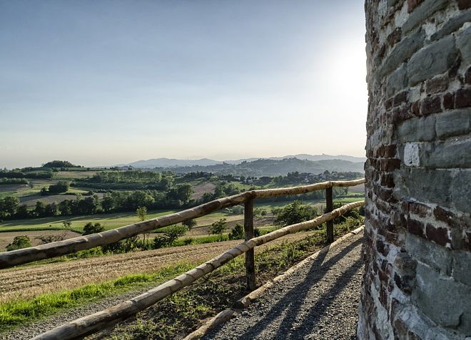Panorama della chiesa romanica di San Lorenzo a Mombello Torinese