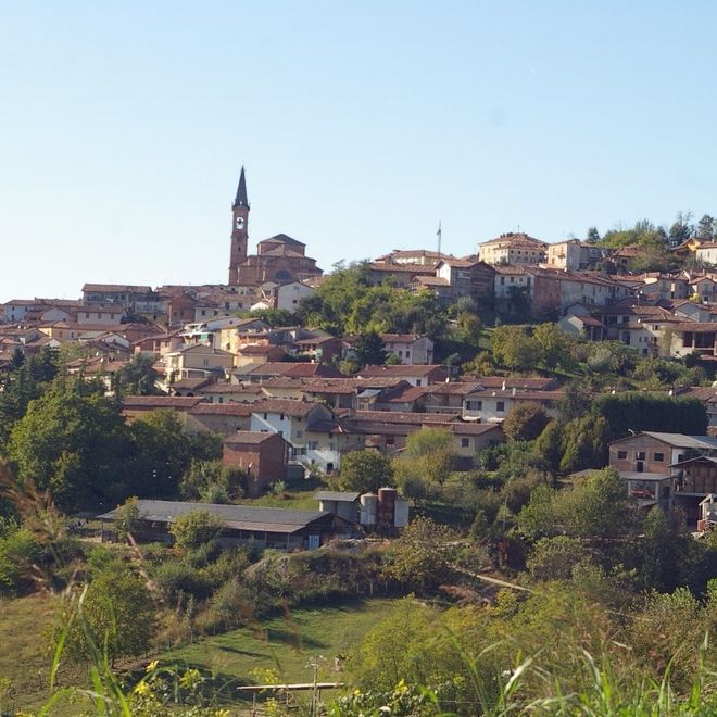 Un panorama del paese di Tonco