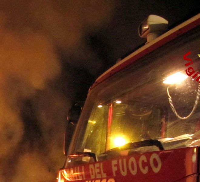Incendio in una struttura agricola a Refrancore, dopo quasi 5 ore i pompieri domano le fiamme