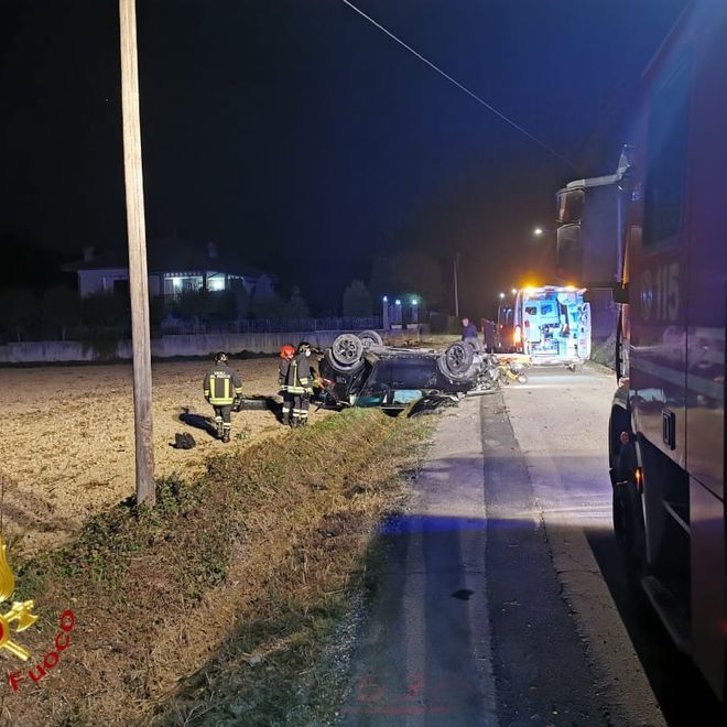 Auto si ribalta nella notte a Mongardino