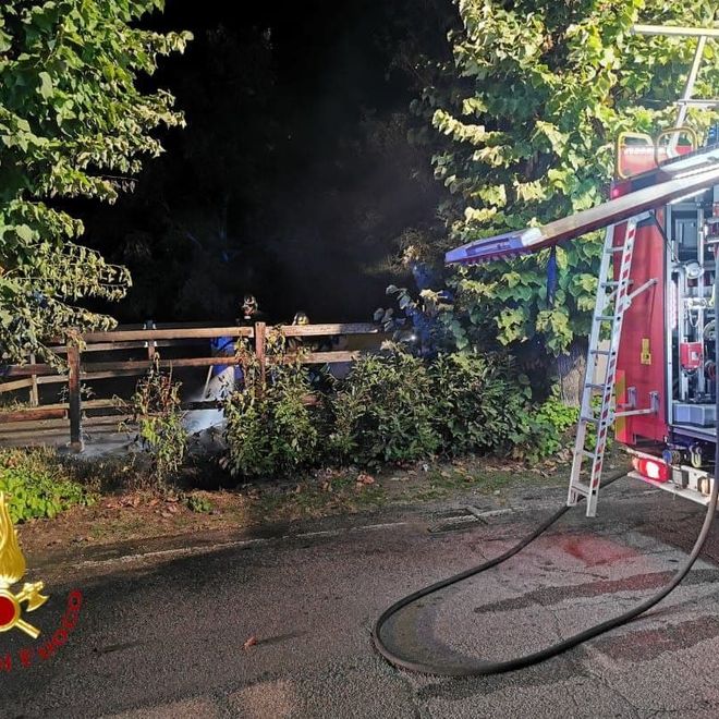 Montaldo Scarampi: intervento dei vigili del fuoco per lo spegnimento di alcuni cassonetti in fiamme