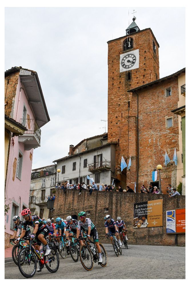 Giorno importante per Montechiaro d'Asti, un bel passaggio del Giro e inaugurazione del comitato palio Giorno importante per Montechiaro d'Asti, un bel passaggio del Giro e inaugurazione del comitato palio