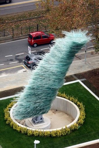 L'opera &quot;La totalità&quot; di Costas Varotsos torna a brillare ai giardini accanto al grattacielo di Intesa-Sanpaolo