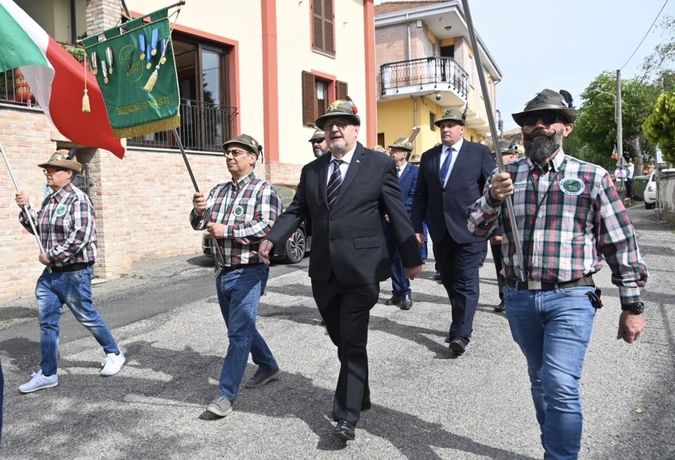Il vessillo della Sezione di Asti apre la sfilata degli Alpini scortato dal presidente Pighin e dal tricolore. (photocredit R. Signorini)