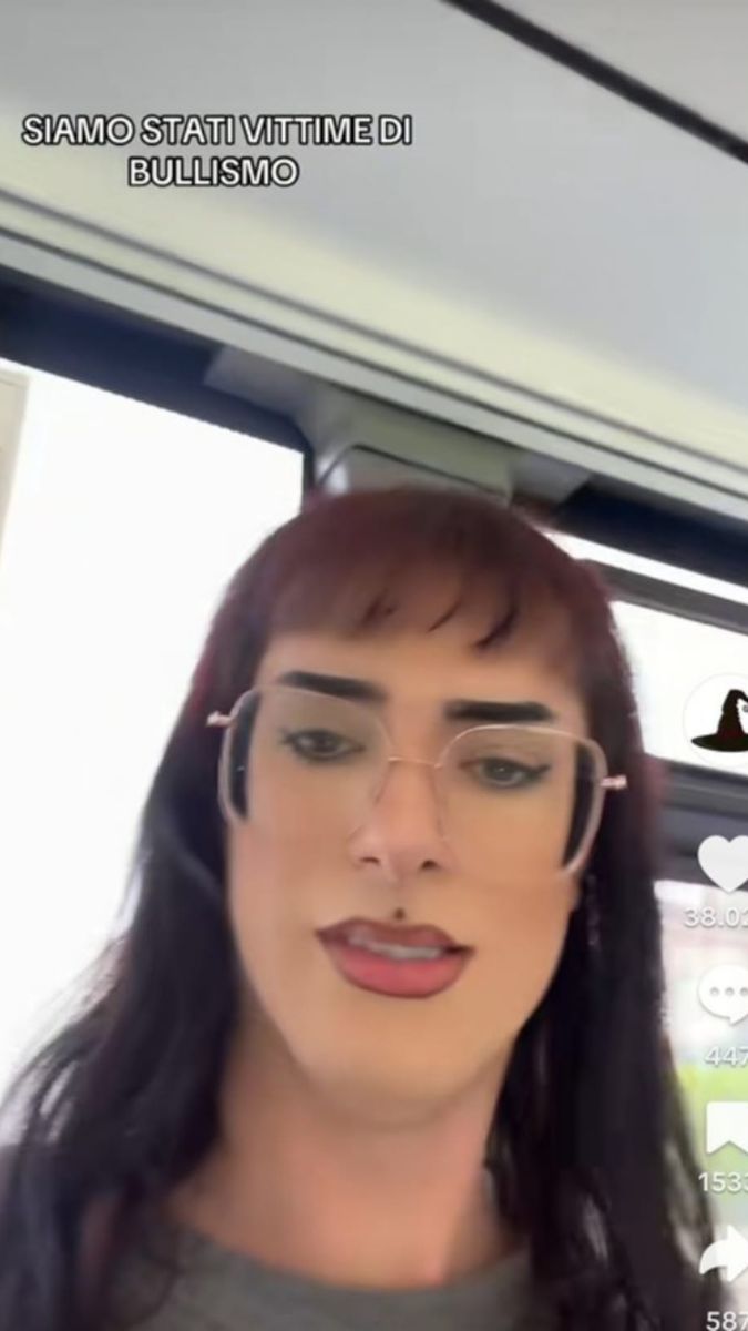 Un frame tratto dal video di Cara (2,7 mln di followers) sul bus