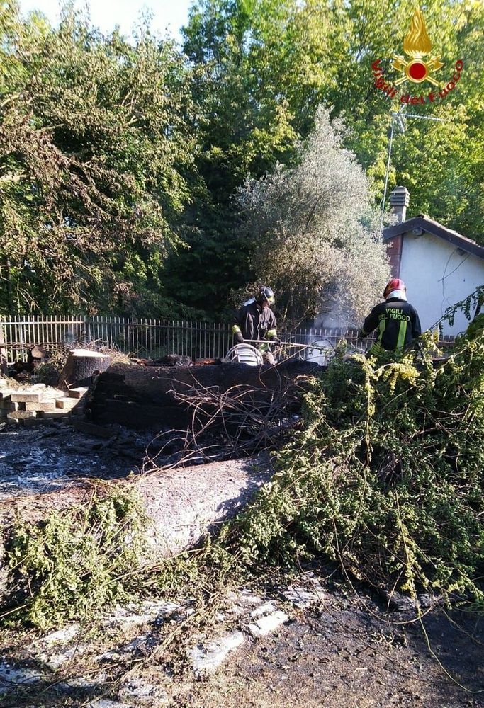 Vigili del fuoco impegnati a Grazzano Badoglio per domare un violento incendio Vigili del fuoco impegnati a Grazzano Badoglio per domare un violento incendio
