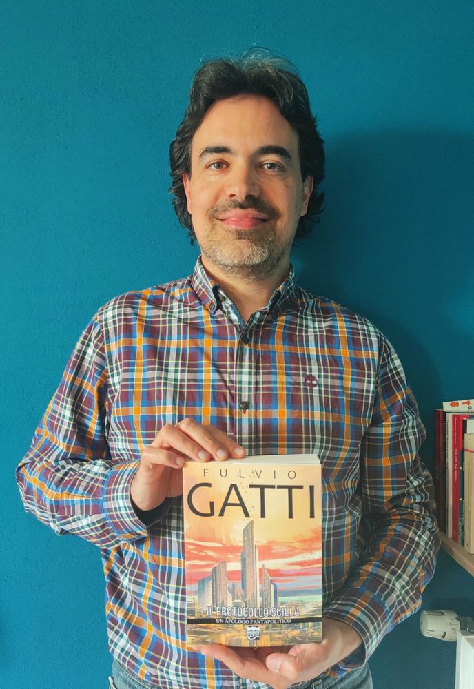 L'autore Fulvio Gatti con in mano una copia di "Protocollo Scilla" L'autore Fulvio Gatti con in mano una copia di "Protocollo Scilla"