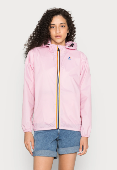 Come indossare una giacca K-Way da donna? 5 idee per essere alla moda senza rinunciare alla praticità Come indossare una giacca K-Way da donna? 5 idee per essere alla moda senza rinunciare alla praticità