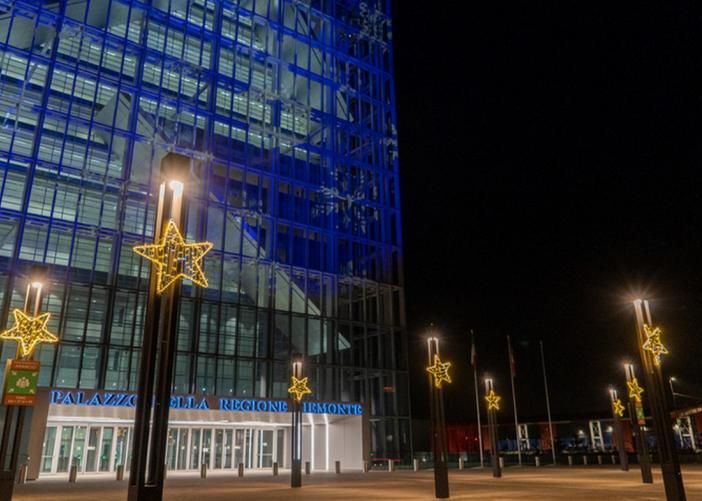 Il Grattacielo Piemonte illuminato per Natale e tutte le festività